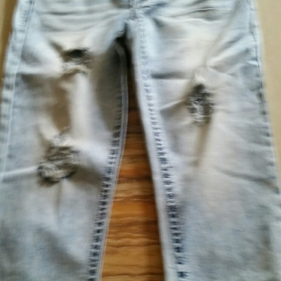 No boundaries destructed crop - Picture 1 of 4